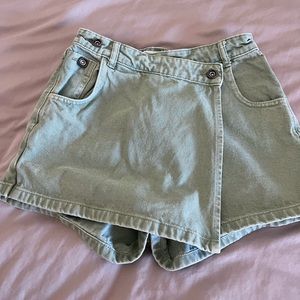 Selling this small green Zara skort. Zipper is broken.